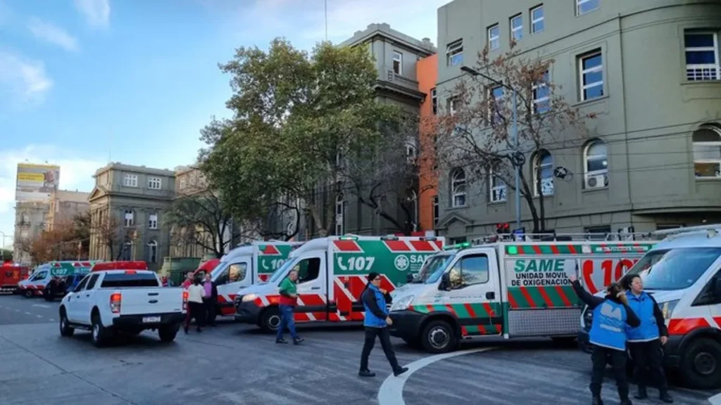 El operativo fue desplegado esta mañana en el Hospital General de Niños Pedro de Elizalde a raíz de un desperfecto eléctrico en el segundo piso.