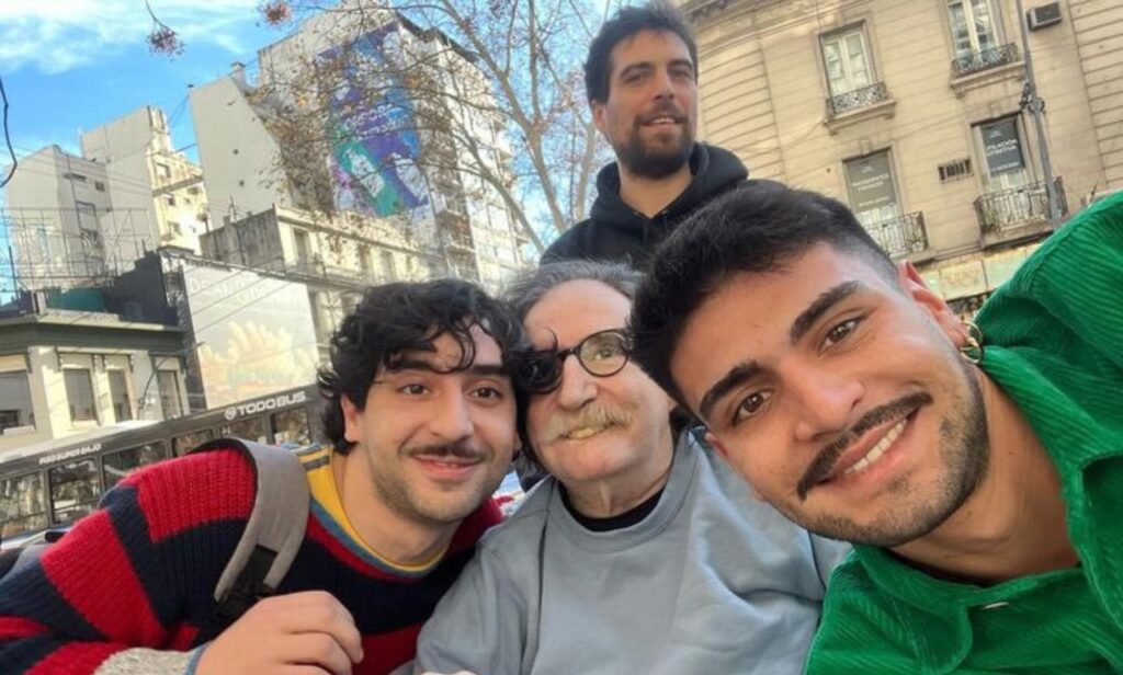 El legendario Charly García tuvo un breve encuentro con dos fans en la puerta del edificio donde vive y accedió gentilmente a posar para las cámaras