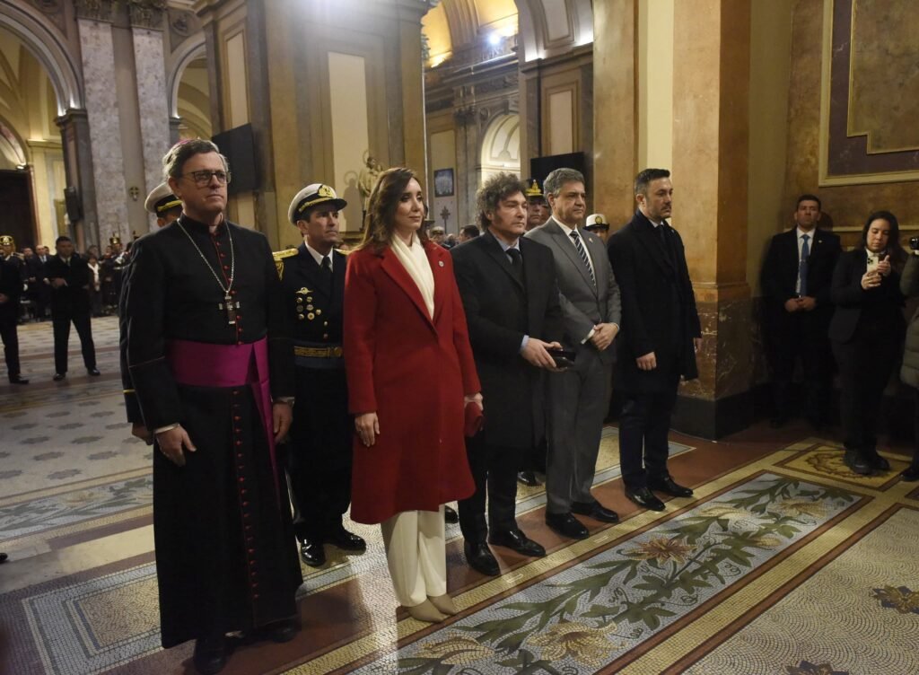 Jorge Macri estuvo en la Catedral metropolitana, donde fue recibido por el arzobispo García Cuerva para conmemorar el 208° aniversario de la Independencia.