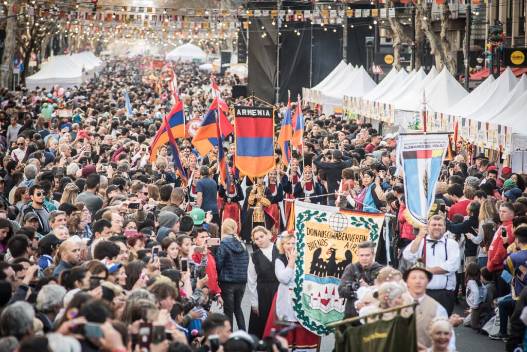 El Gobierno porteño celebra el Día del Inmigrante con la mejor gastronomía, artesanía, música y danzas típicas en la Avenida de Mayo, este domingo de 12 a 18 horas.