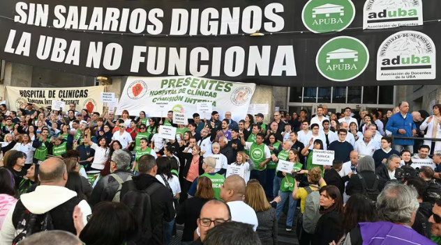 La manifestación buscó “visibilizar la crítica situación de financiamiento que atraviesa la Universidad de Buenos Aires, sumado al atraso salarial acumulado de más del 50% que padecen sus trabajadores”