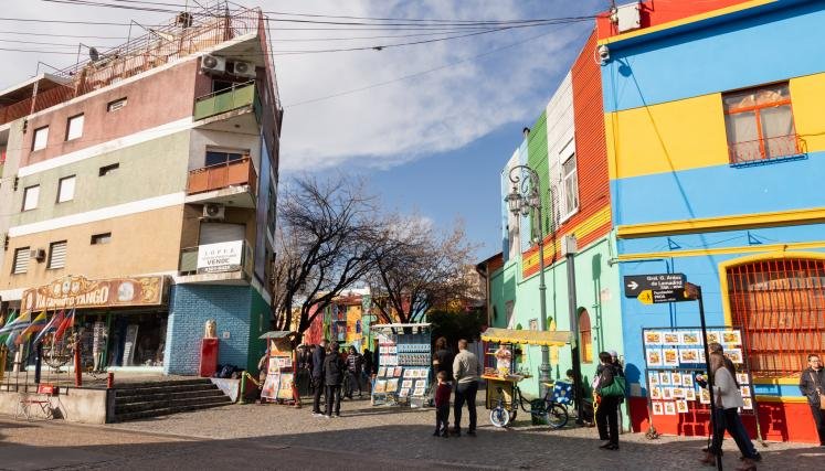 Las intervenciones alcanzaron a la Feria Vuelta de Rocha I y Vuelta de Rocha II, mejoraron la seguridad con la iluminación y también se llevaron a cabo tareas de ordenamiento y mantenimiento del espacio público.