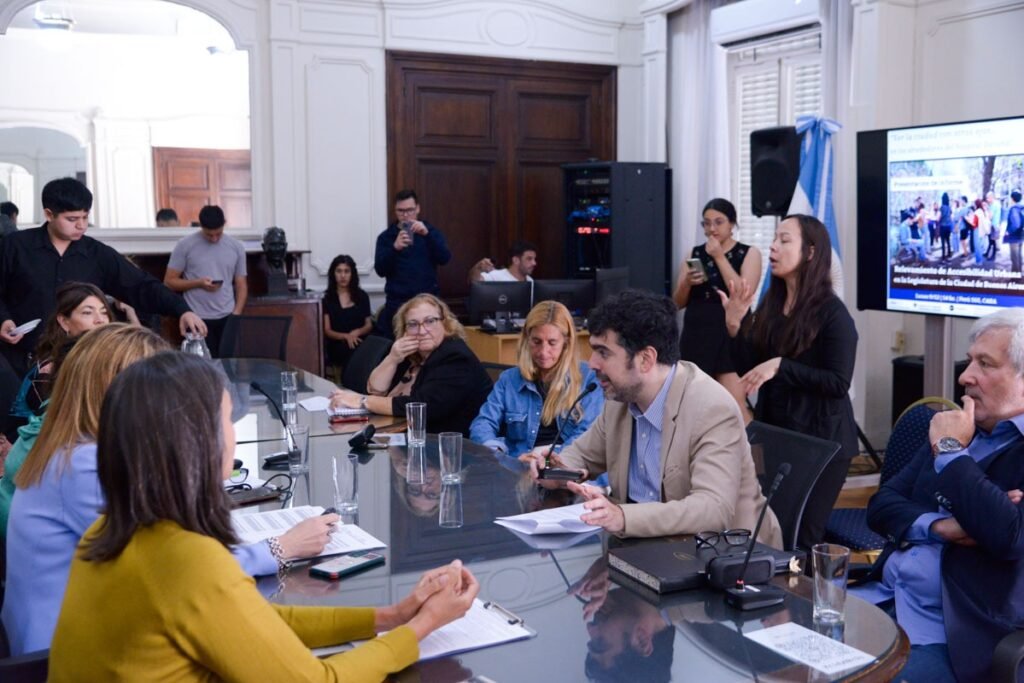 Se presentó un estudio de accesibilidad urbana realizado por la Facultad de Filosofía y Letras de la UBA junto a la fundación Rumbos.