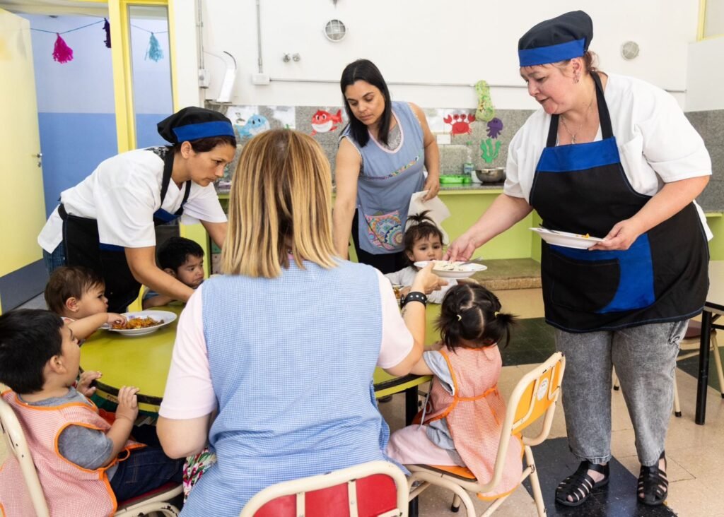 Claudia Mizzi es conocida en todo el barrio por su especialidad culinaria. Hace ya casi una década es la encargada de darle de comer a los 80 niños en situación de vulnerabilidad que asisten al Centro de Desarrollo Infantil Quinquela Martín: “Cocino como si les cocinara a mis hijos”.