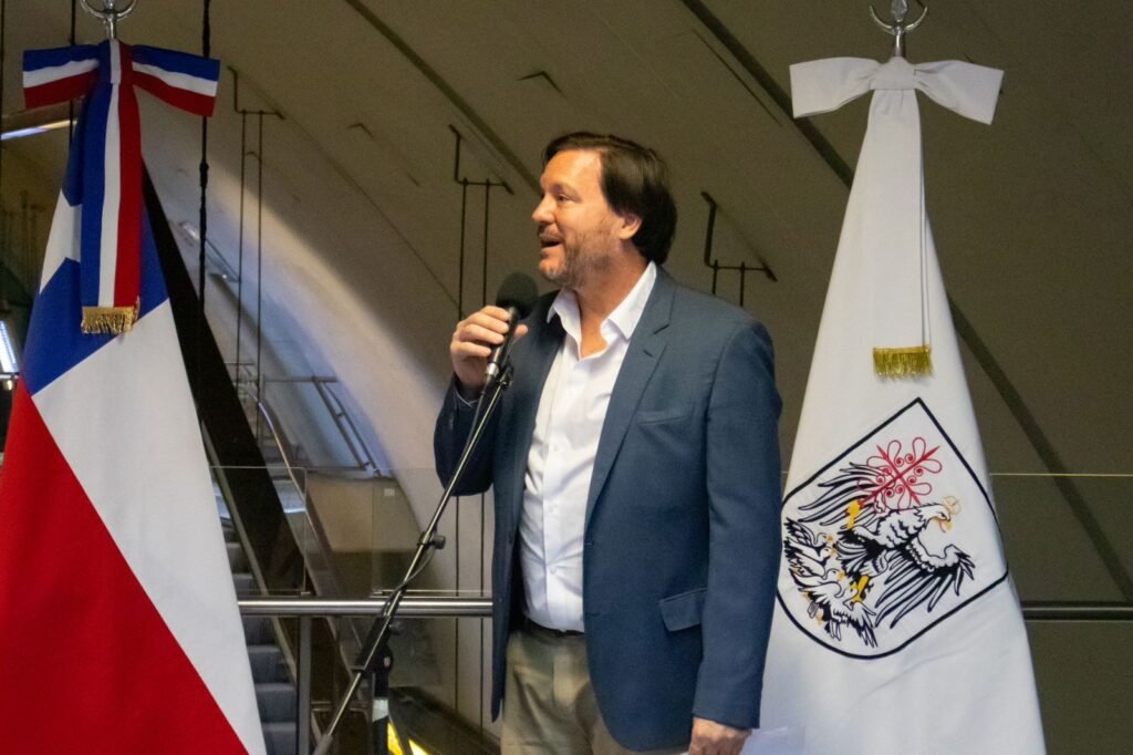 Autoridades chilenas y argentinas participaron de un acto en la estación Las Heras. Descubrieron una viñeta de Mafalda y Condorito y convocaron a artistas de ambos países a presentar propuestas que representen el compromiso de paz, colaboración y cultura entre ambas naciones. Las obras elegidas se instalarán en ambos sistemas de transportes.