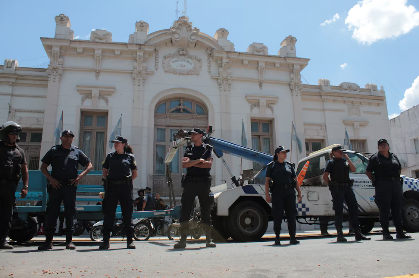 Lucas Aguilar, un repartidor de 20 años, fue asesinado a puñaladas por defender a un vendedor ambulante en una pelea. En la marcha hubo incidentes y policías heridos