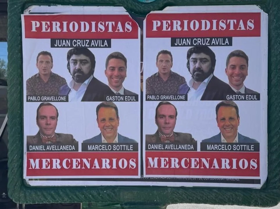 Las pancartas contienen fotos y nombres de varios trabajadores de los medios y la leyenda de 