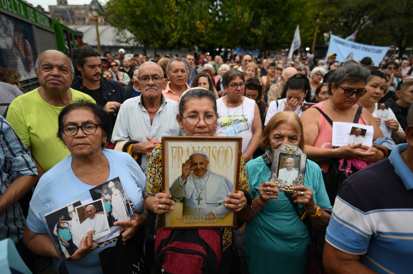 Se congregaron en las inmediaciones de la estación de trenes, en una misa que ofició el arzobispo de Buenos Aires, monseñor Jorge García Cuerva. Asistieron funcionarios y dirigentes políticos de distintos espacios