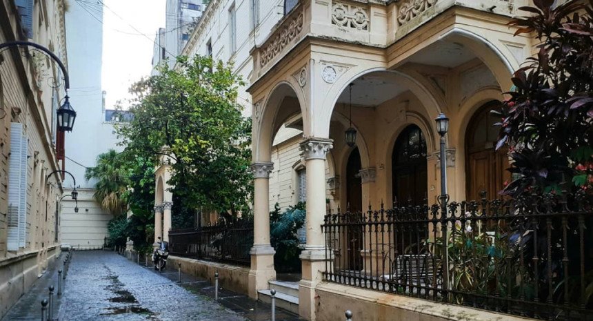 Está compuesta por 114 viviendas y cuenta con un teatro del mismo nombre que abre sus puertas en ocasiones especiales. Un rincón en la Ciudad que respira arte.