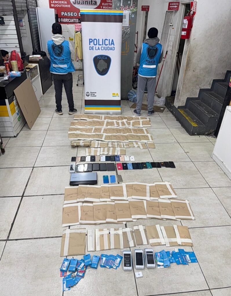 Un total de 137 celulares, computadoras, tablets y cientos de chips fueron secuestrados y locales de telefonía clausurados, durante un allanamiento realizado por la Policía de la Ciudad en la galería “La Juanita”, en Once, en el marco de una investigación por un robo.