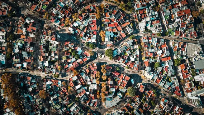 Se desprendió de Agronomía. Lo diseñaron Frehner y Guerrico. Sus calles arboladas y circulares llevan nombres de ciudades europeas, predominan casas y PH.