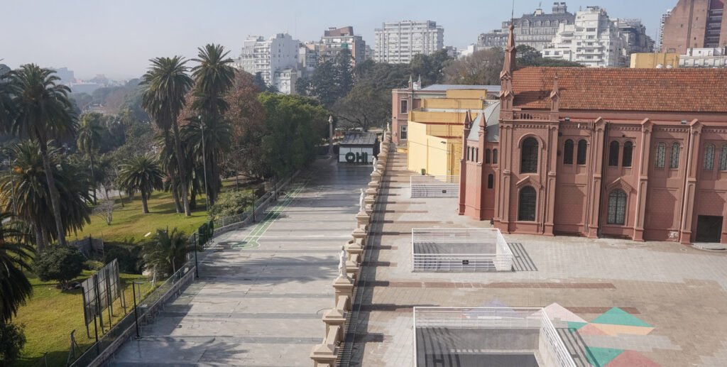 El edificio sumará accesos, espacios abiertos y está en plena renovación.