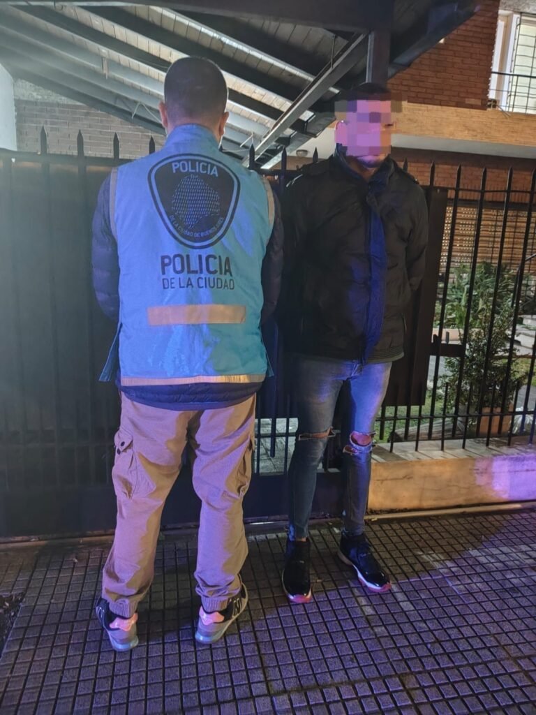 Un estafador serial sobre el que pesaban varios pedidos de captura nacional e internacional, uno de ellos por haber robado gran cantidad de dinero a una mujer en Paraná, haciendo el cuento del tío, fue detenido por la Policía de la Ciudad en Liniers.