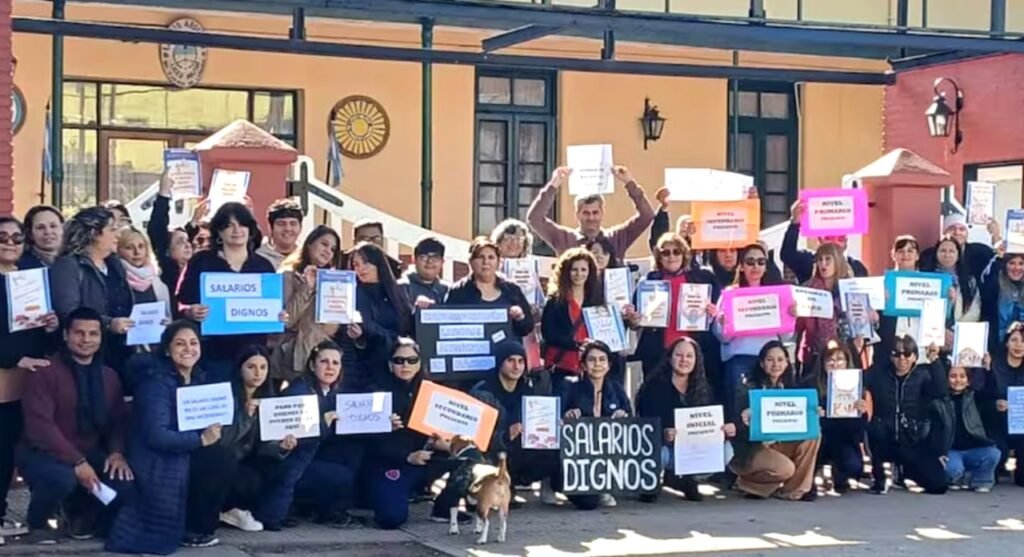 El Ministerio de Defensa presentó una propuesta salarial que, lejos de resolver el conflicto docente en el sistema educativo de las Fuerzas Armadas, amenaza con profundizarlo. La medida consiste en una suma fija de $150.000 mensuales, no bonificable, destinada únicamente a los docentes de los Liceos Militares y del Instituto Dámaso Centeno.