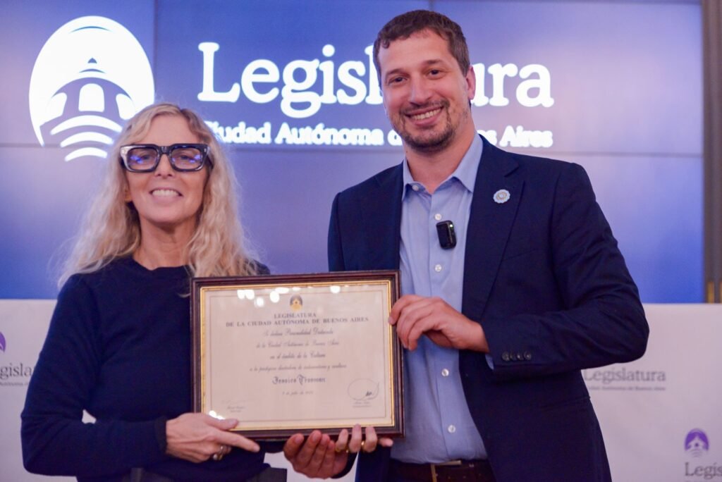 La Legislatura homenajeó a la diseñadora y artista, en reconocimiento a su trayectoria y aporte en la Cultura.