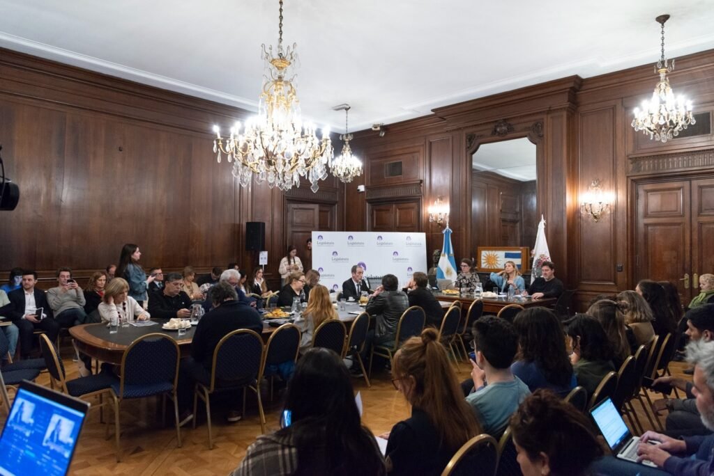 Con el eje puesto en el personal y la fuerza penitenciaria, ayer se reunieron las comisiones de 
justicia, Legislación del Trabajo, Seguridad y Asuntos Constitucionales.