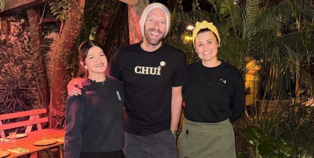 Cenó con un grupo de 12 personas en una de las mesas más reservadas del salón.