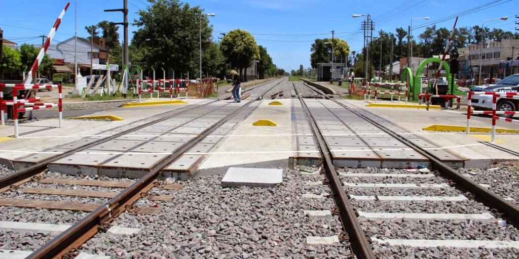 Trenes Argentinos Infrestructura lanzó una licitación para la adquisición de insumos destinados a la renovación de pasos a nivel de trocha ancha y angosta. La contratación abarca la compra de 1800 módulos destinados a trocha ancha y 160 para pasos a nivel de trocha métrica. La provisión de estos materiales es necesaria para diversas obras que la ADIF tiene en ejecución o en carpeta, y que apuntan a viabilizar la privatización ferroviaria.