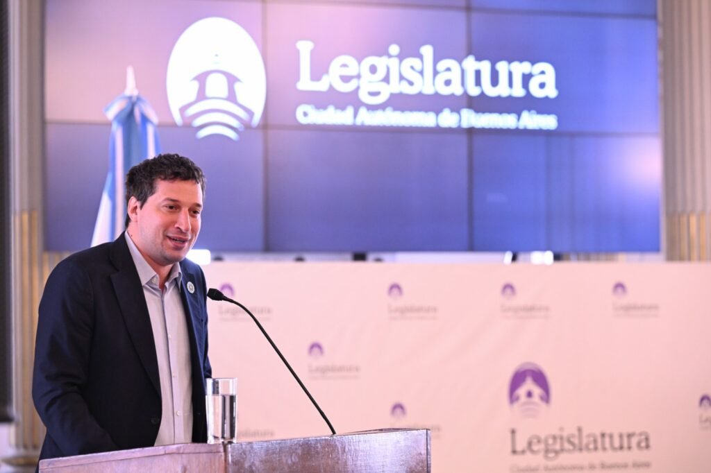 El cirujano cardiovascular pediátrico fue homenajeado en reconocimiento a su trayectoria y grandes aportes, especialmente la cirugía que repara una cardiopatía congénita compleja. También fue distinguido el director escenógrafo Aníbal Lápiz .