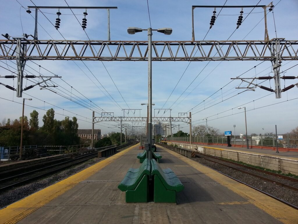 La estación Hipólito Yrigoyen de la línea Roca cumple hoy dos años cerrada por obras que nunca comenzaron. La contratación que se había lanzado en el año 2024 para la reforma de la parada fue dada de baja meses atrás, con la promesa de una relicitación que hasta ahora no fue concretada. Incertidumbre y pérdida de conectividad.